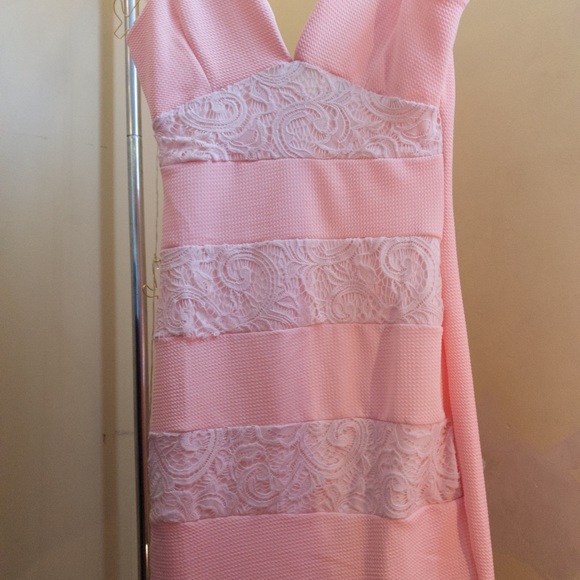 Pink elegant dress with lace detailing throughout - Picture 2 of 4